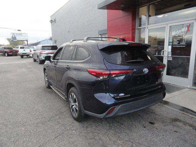 Used 2023 Toyota Highlander XLE image 3