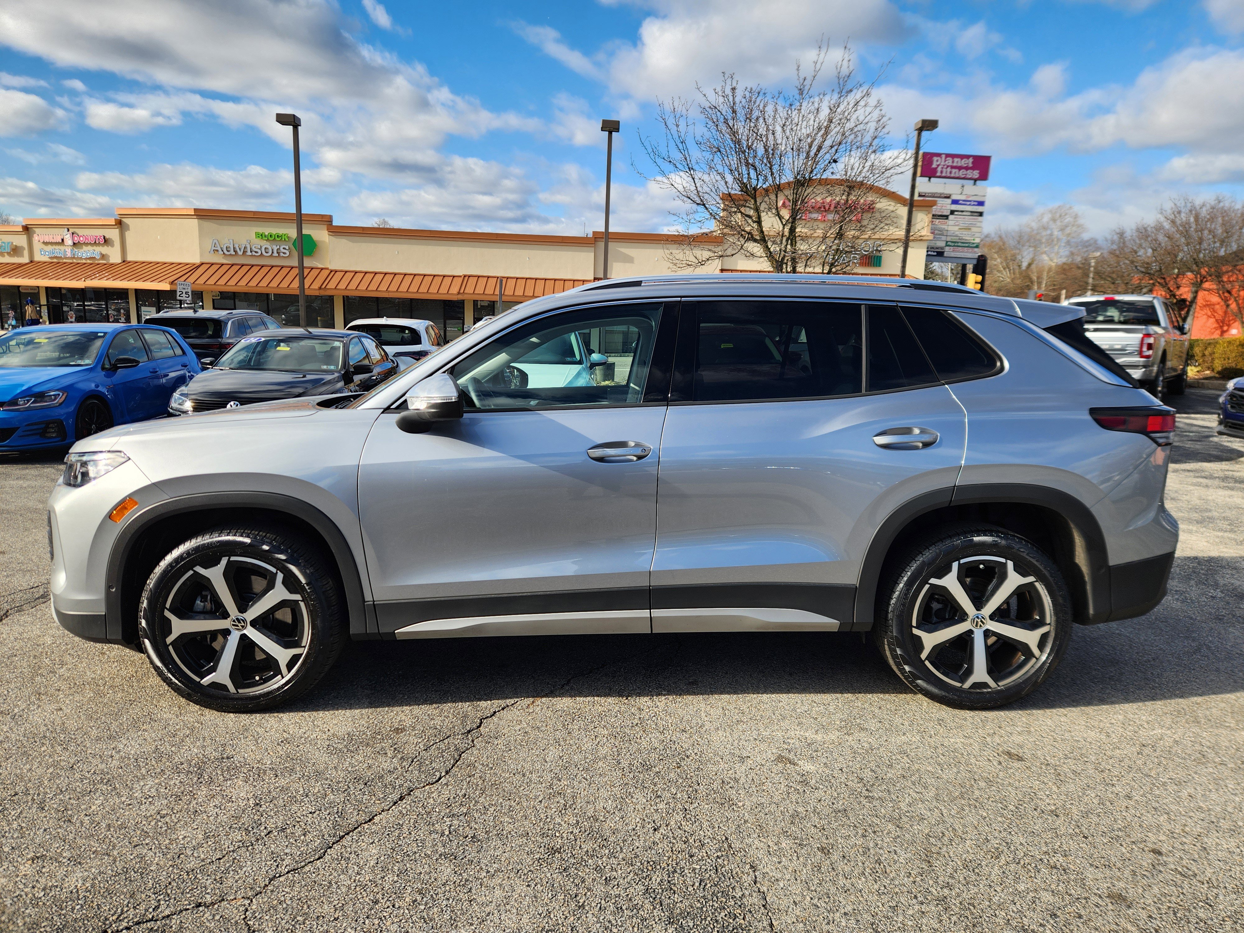 Certified 2025 Volkswagen Tiguan SE w/ Panoramic Sunroof Package image 5