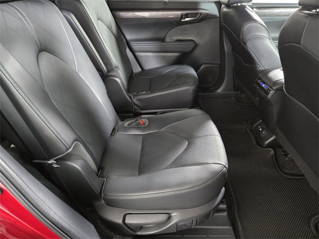 Used 2023 Toyota Highlander Platinum image 21