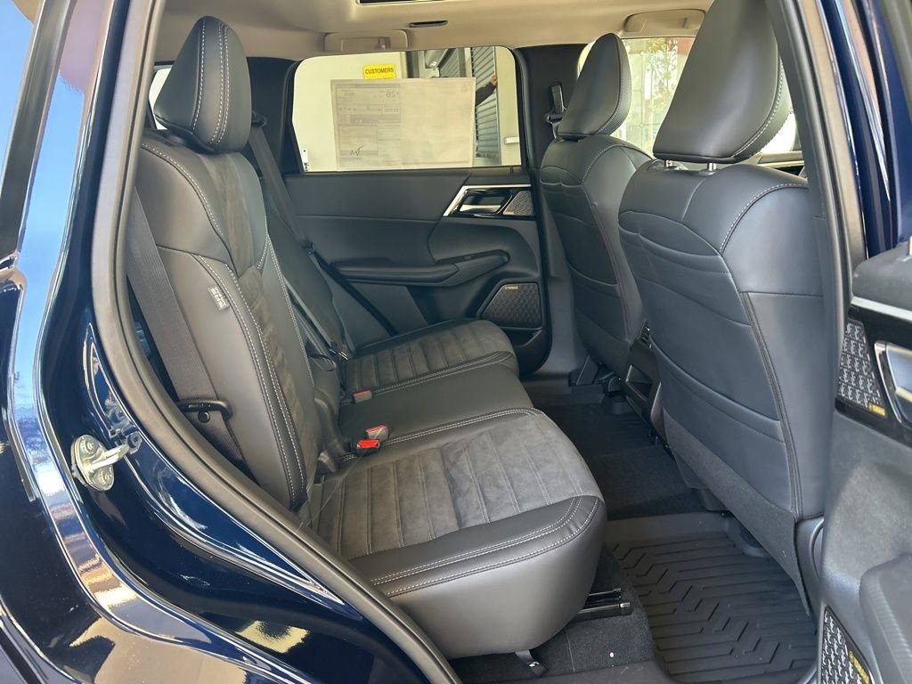 New 2025 Mitsubishi Outlander SE image 24