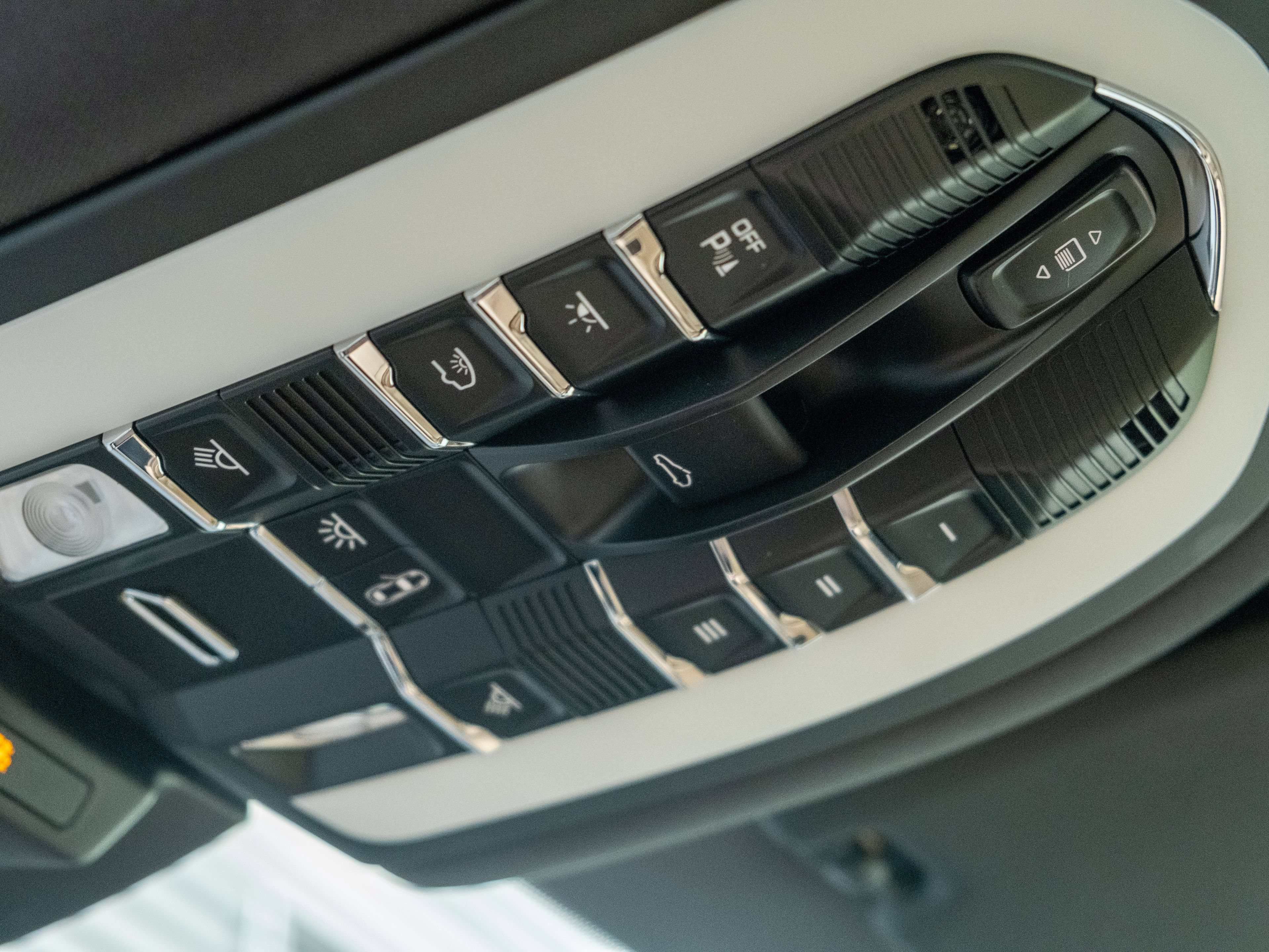 Certified 2024 Porsche Macan AWD/4WD image 32