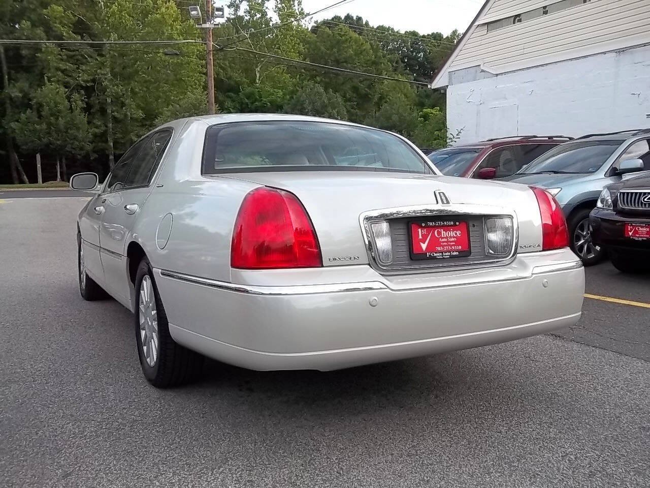 Used 2005 Lincoln Town Car Signature RWD image 2