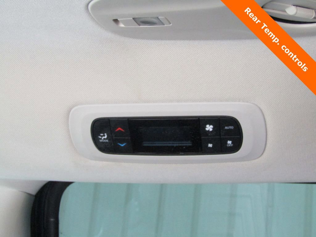 Used 2023 Chrysler Pacifica Touring-L image 18