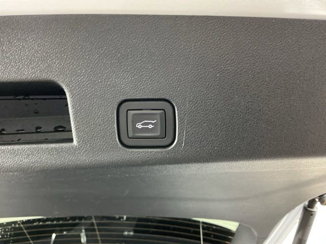 Used 2025 Chevrolet Traverse RS image 34