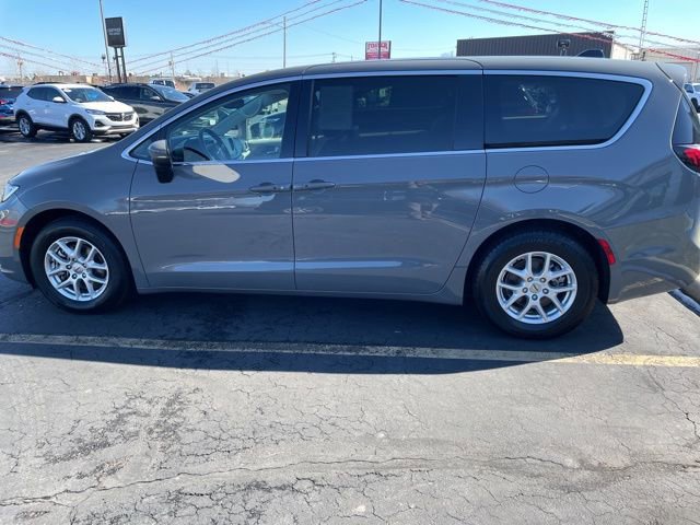 Used 2023 Chrysler Pacifica Touring-L image 4