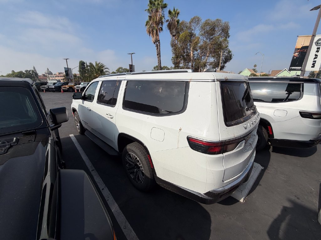 Used 2024 Jeep Wagoneer L Series II RWD image 4