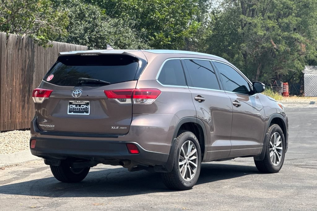 Used 2018 Toyota Highlander XLE AWD/4WD image 4