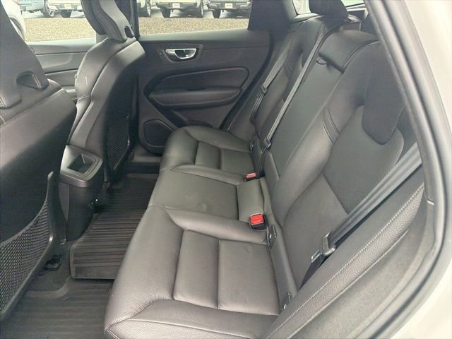 Used 2022 Volvo XC60 B5 Momentum image 17