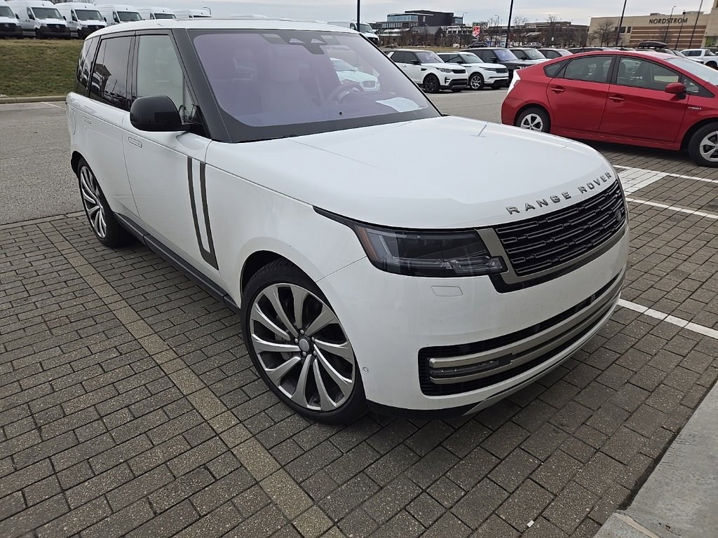 Used 2023 Land Rover Range Rover SE image 3