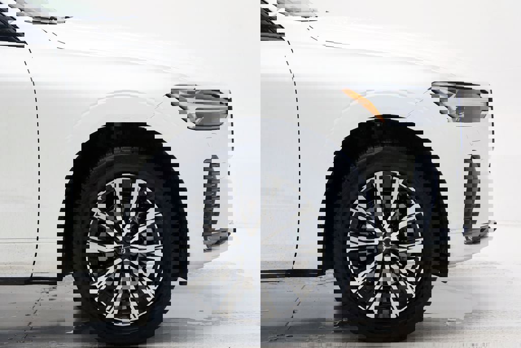 Used 2025 Volvo XC60 B5 Core AWD/4WD image 4