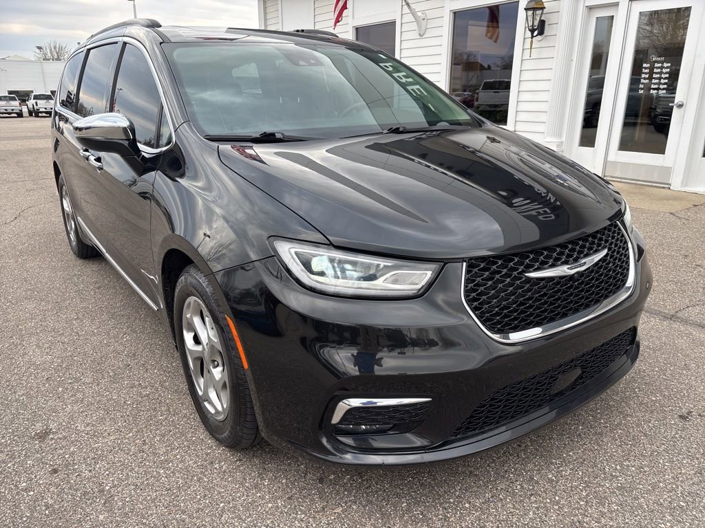 Used 2023 Chrysler Pacifica Limited image 3