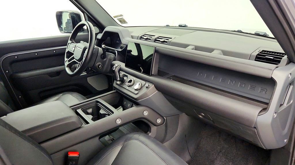 Used 2024 Land Rover Defender 130 X-Dynamic SE image 27