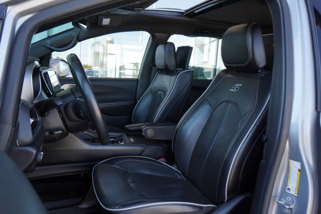 Used 2021 Chrysler Pacifica Limited w/ Uconnect Theater Family Group FWD image 21