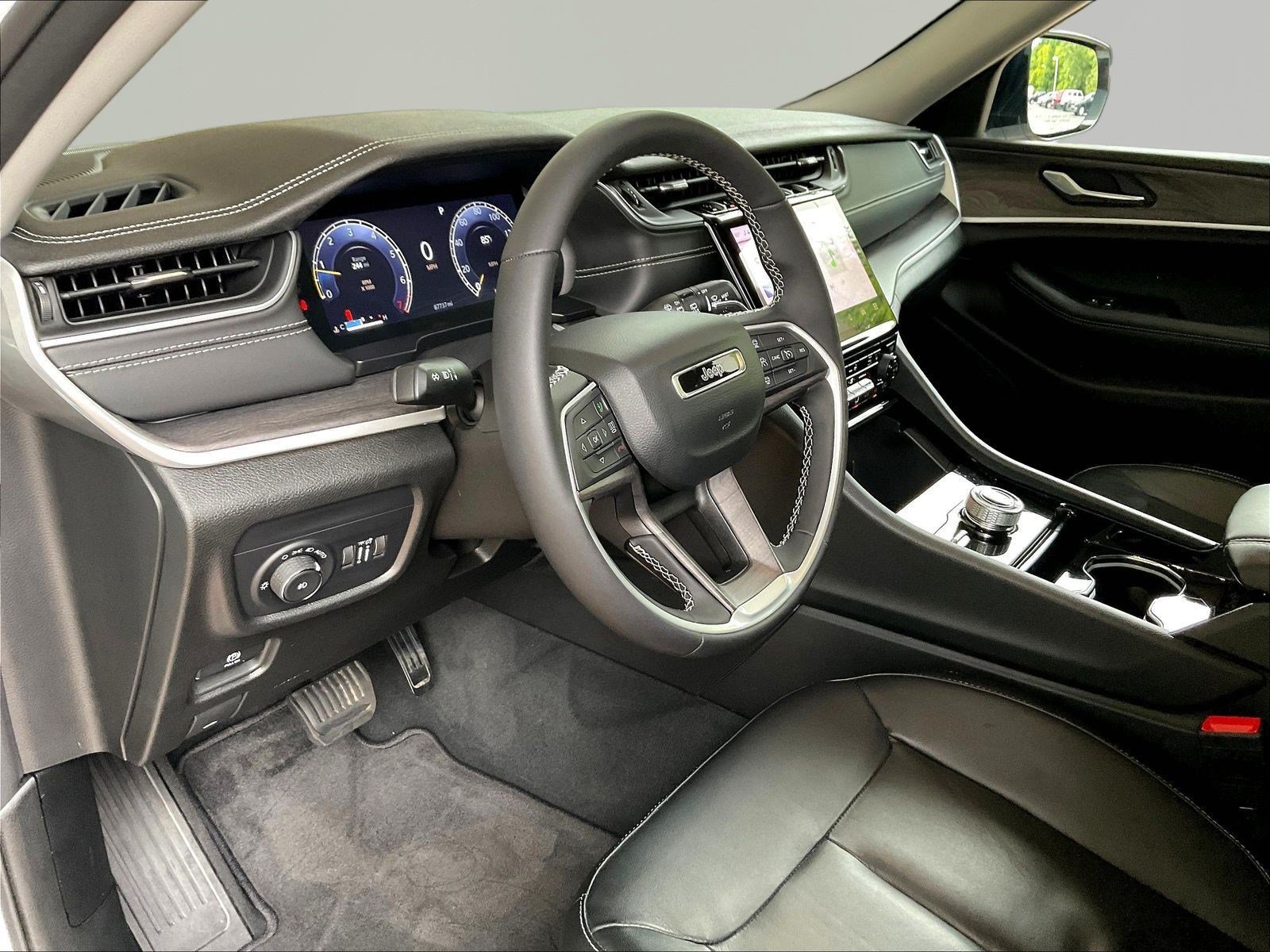 Used 2023 Jeep Grand Cherokee Limited AWD/4WD image 16