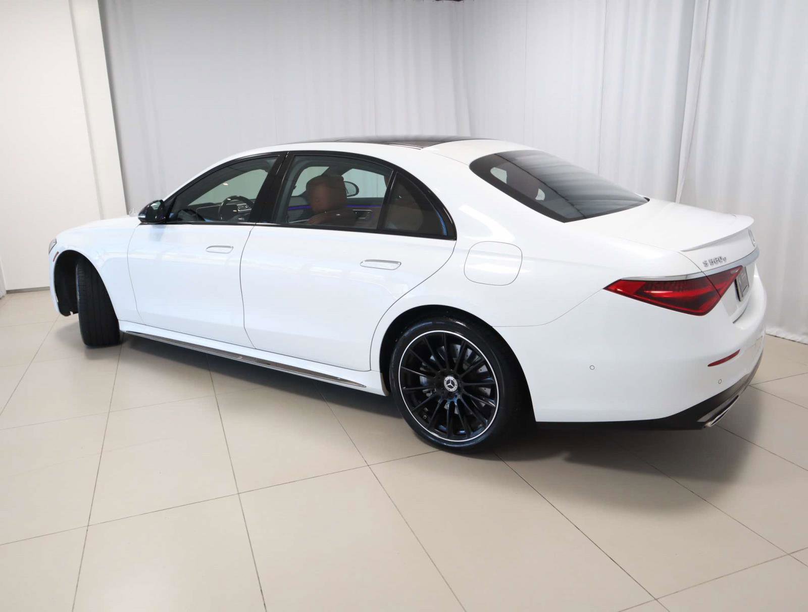 Used 2024 Mercedes-Benz S 580e 4MATIC Sedan image 3