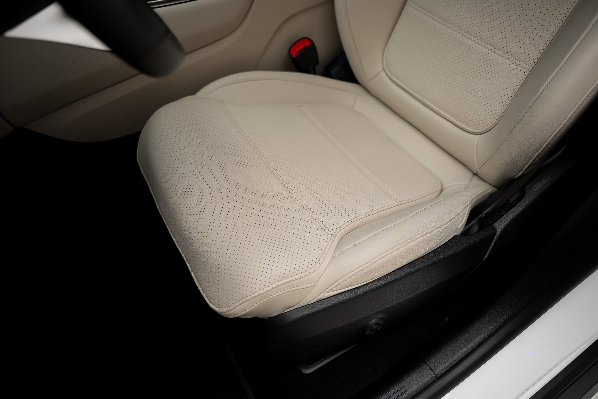 Used 2025 Mercedes-Benz GLC 350e 4MATIC image 60