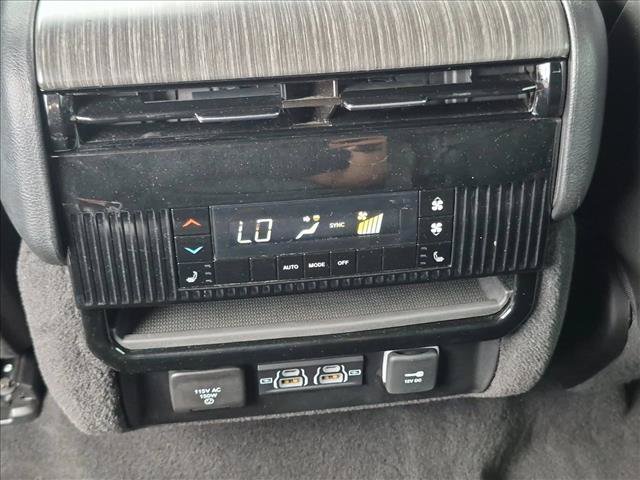 Used 2024 Jeep Wagoneer L Series II w/ Flexible Seating Group AWD/4WD image 17