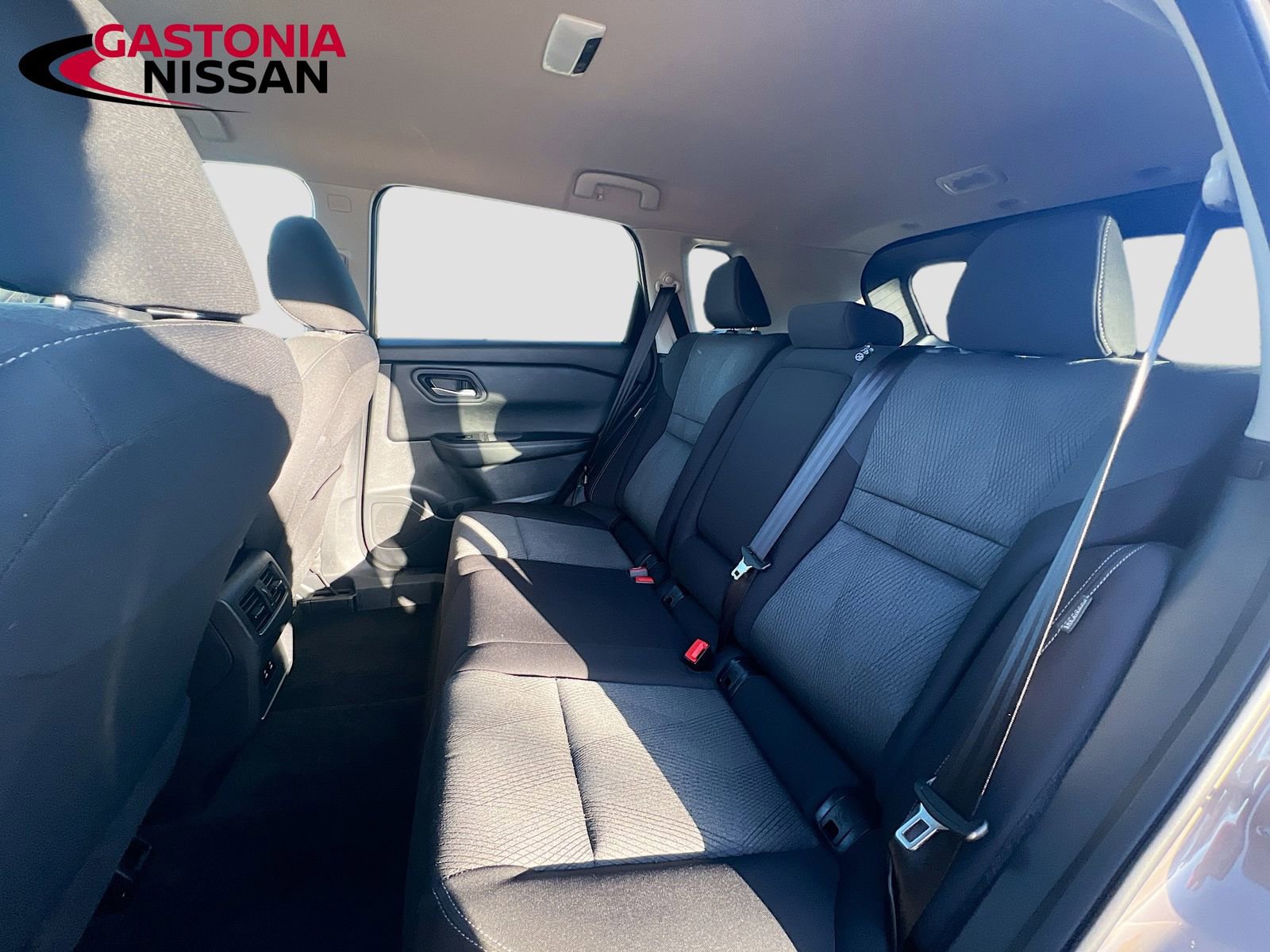 Used 2025 Nissan Rogue SV image 30