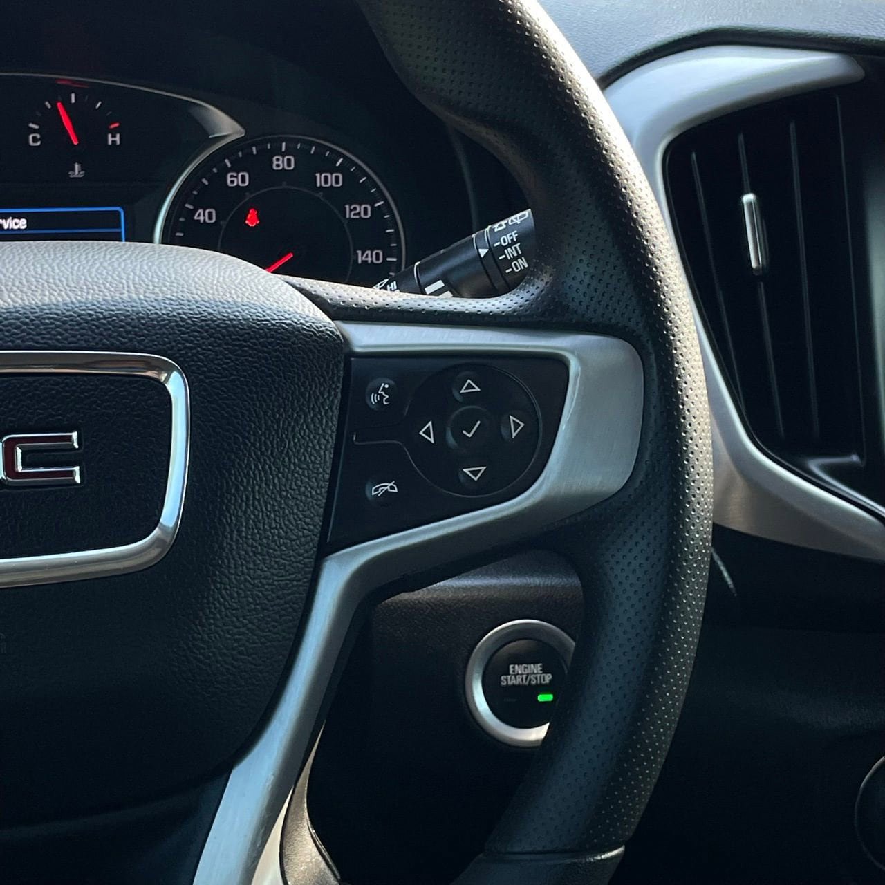 Used 2024 GMC Terrain SLE w/ Driver Convenience Package FWD image 14