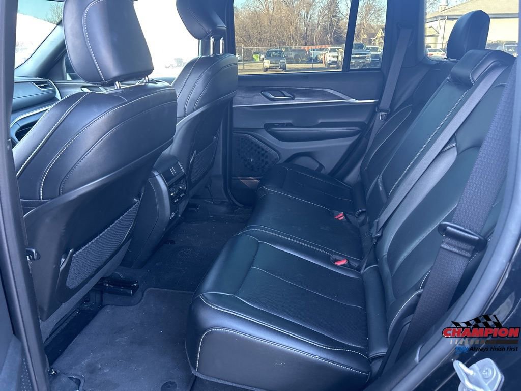 Used 2025 Jeep Grand Cherokee Limited w/ Luxury Tech Group II image 11