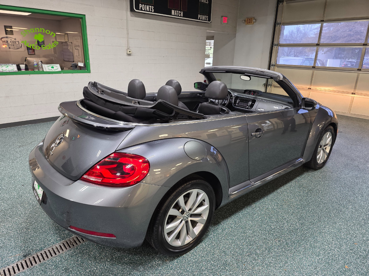 Used 2013 Volkswagen Beetle TDI image 16