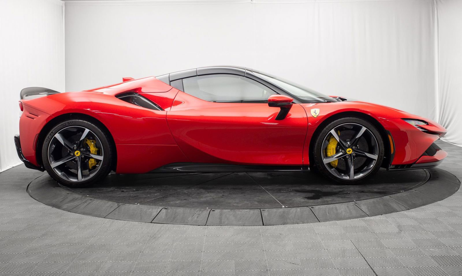 Used 2022 Ferrari SF90 Spider image 13