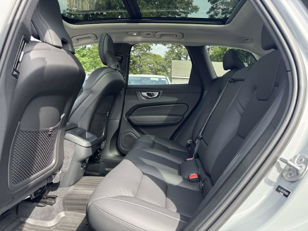 Certified 2024 Volvo XC60 B5 Plus w/ Protection Package Premier AWD/4WD image 9