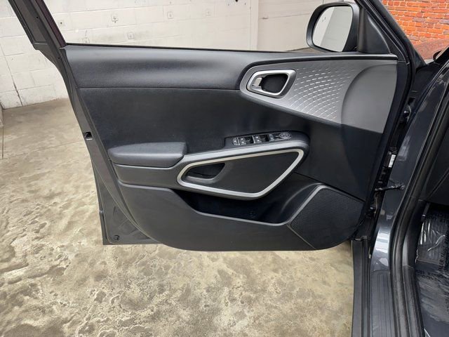 Used 2023 Kia Soul LX w/ LX Technology Package image 10
