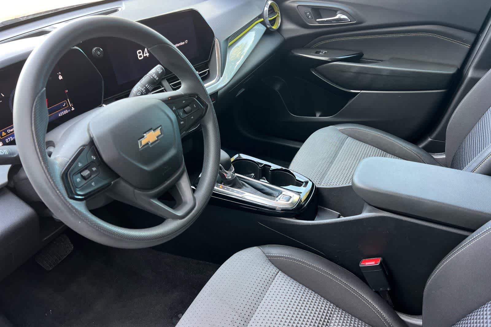 Used 2025 Chevrolet Trax LT FWD image 14