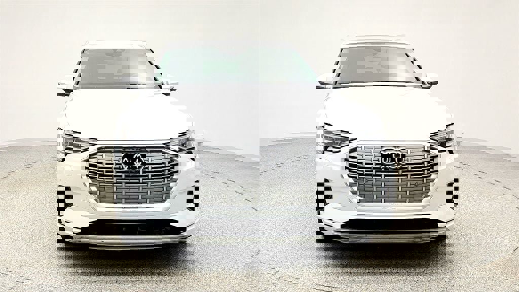 Used 2019 Audi e-tron Prestige w/ Prestige Package image 2