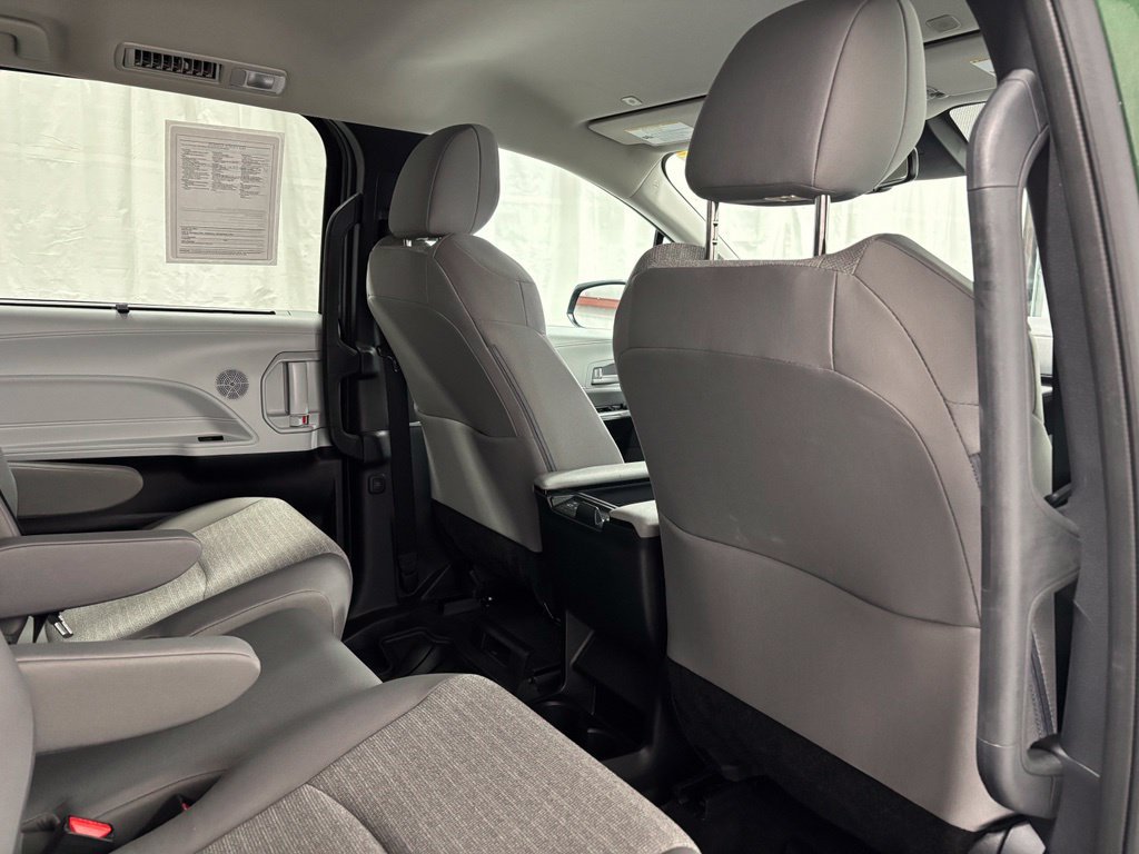 Used 2026 Toyota Sienna LE FWD image 59