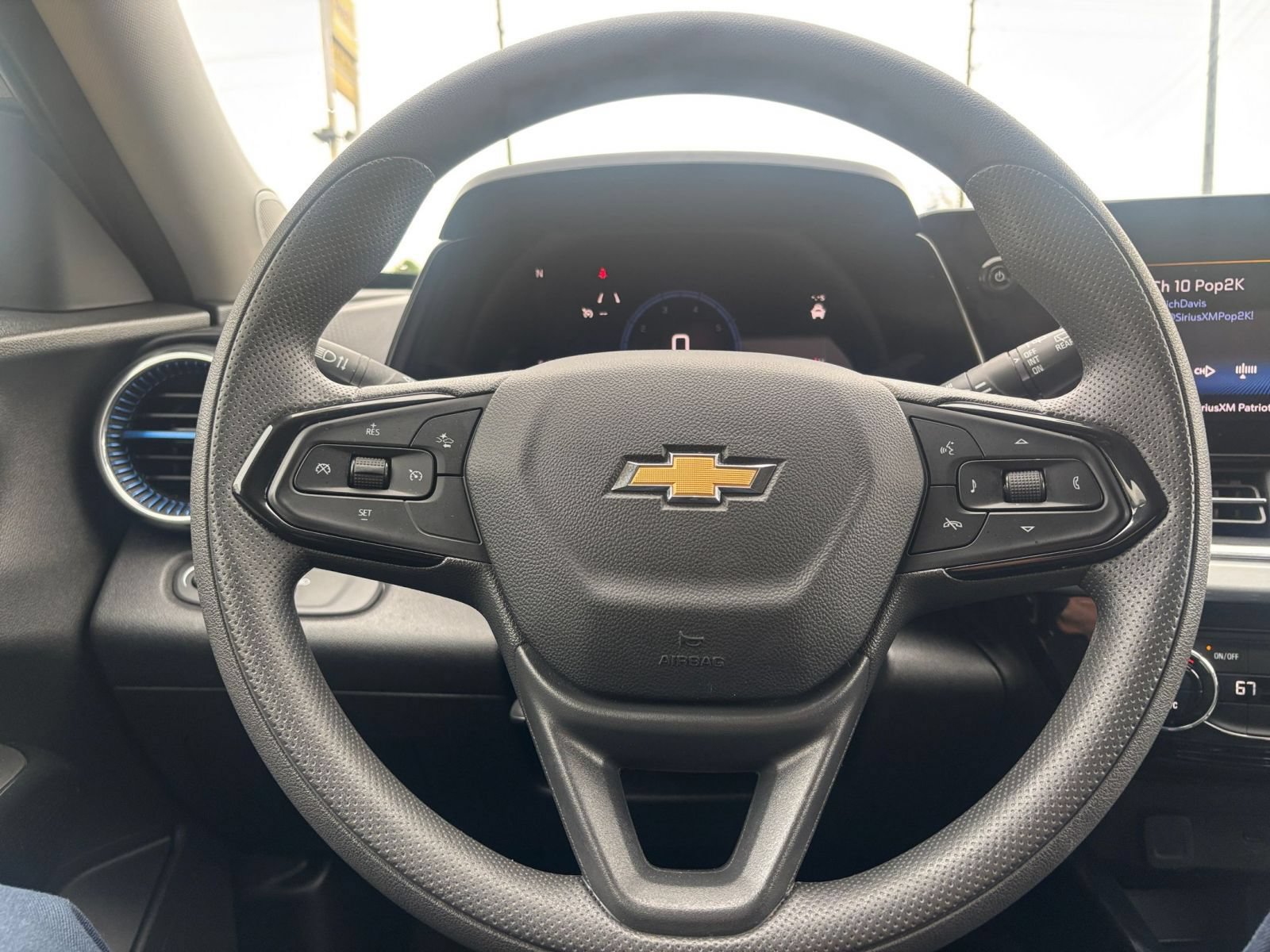 Used 2025 Chevrolet Trax LT FWD image 22