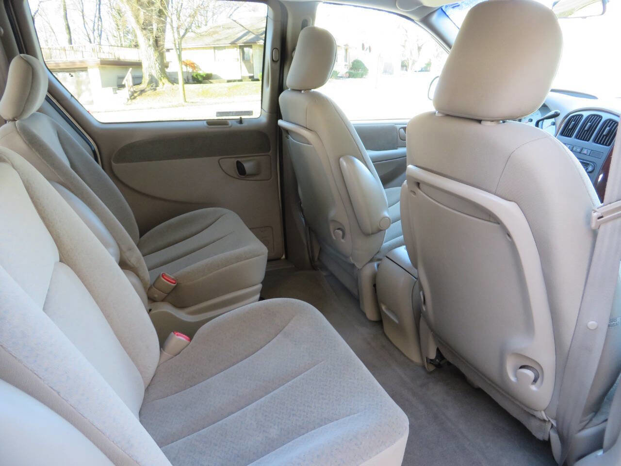 Used 2001 Chrysler Town & Country LX image 14