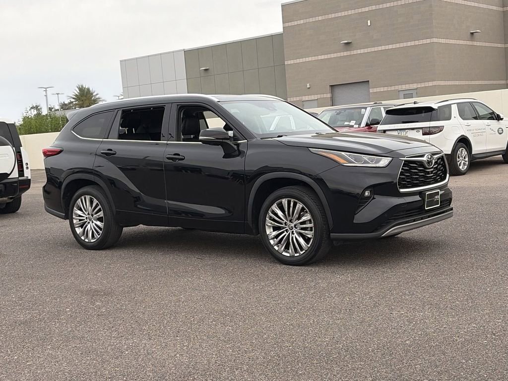 Used 2023 Toyota Highlander Platinum FWD image 5