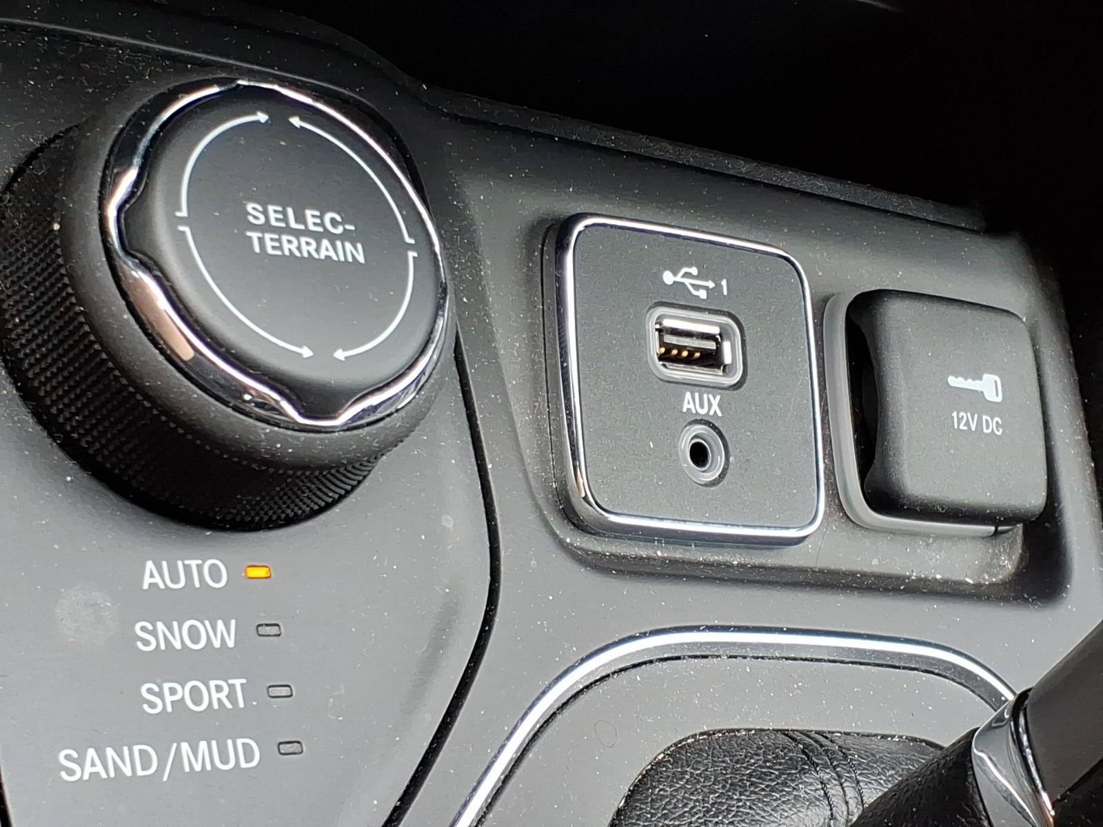 Used 2020 Jeep Cherokee Latitude AWD/4WD image 23