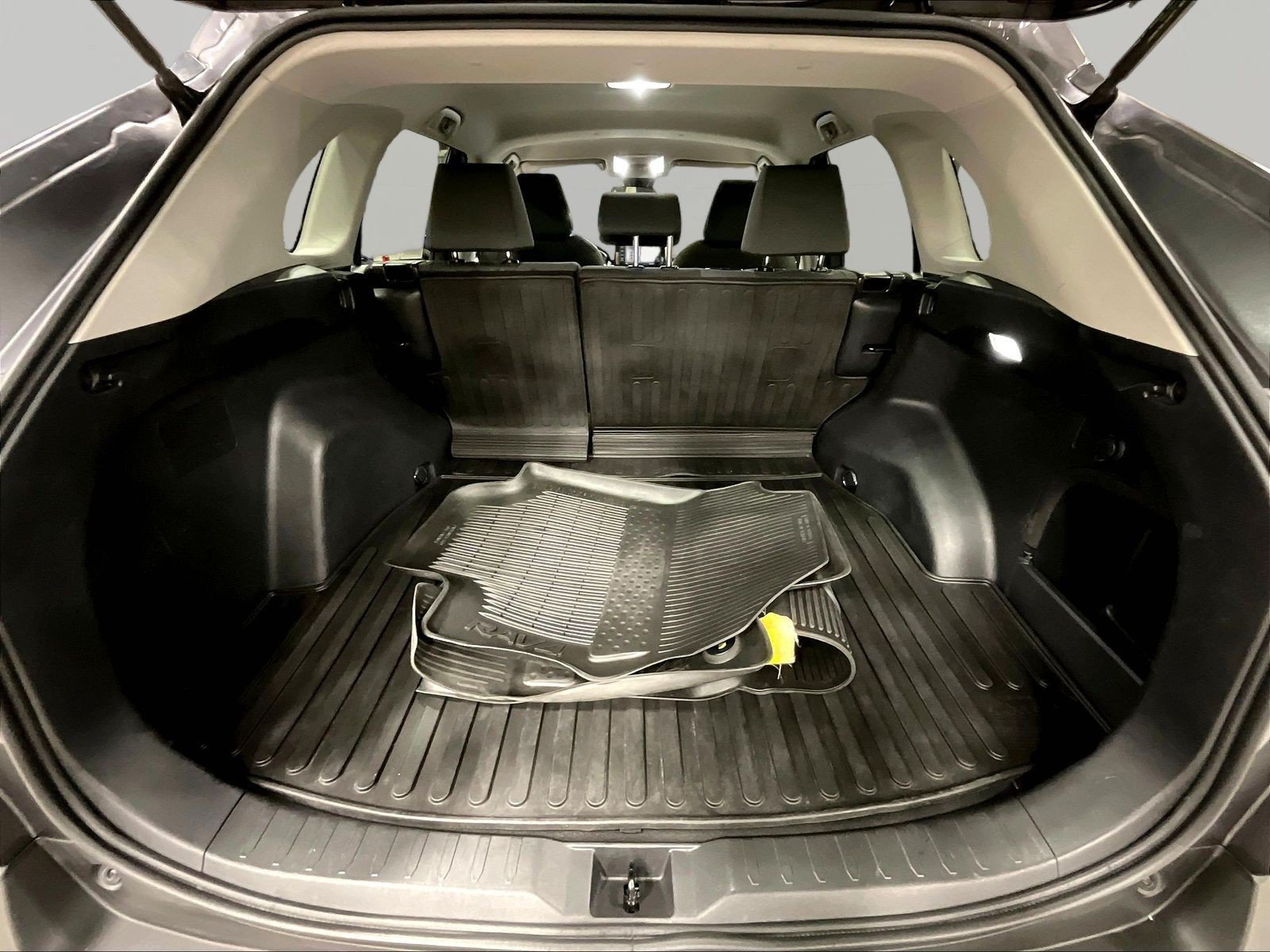 Used 2022 Toyota RAV4 XLE AWD/4WD image 26