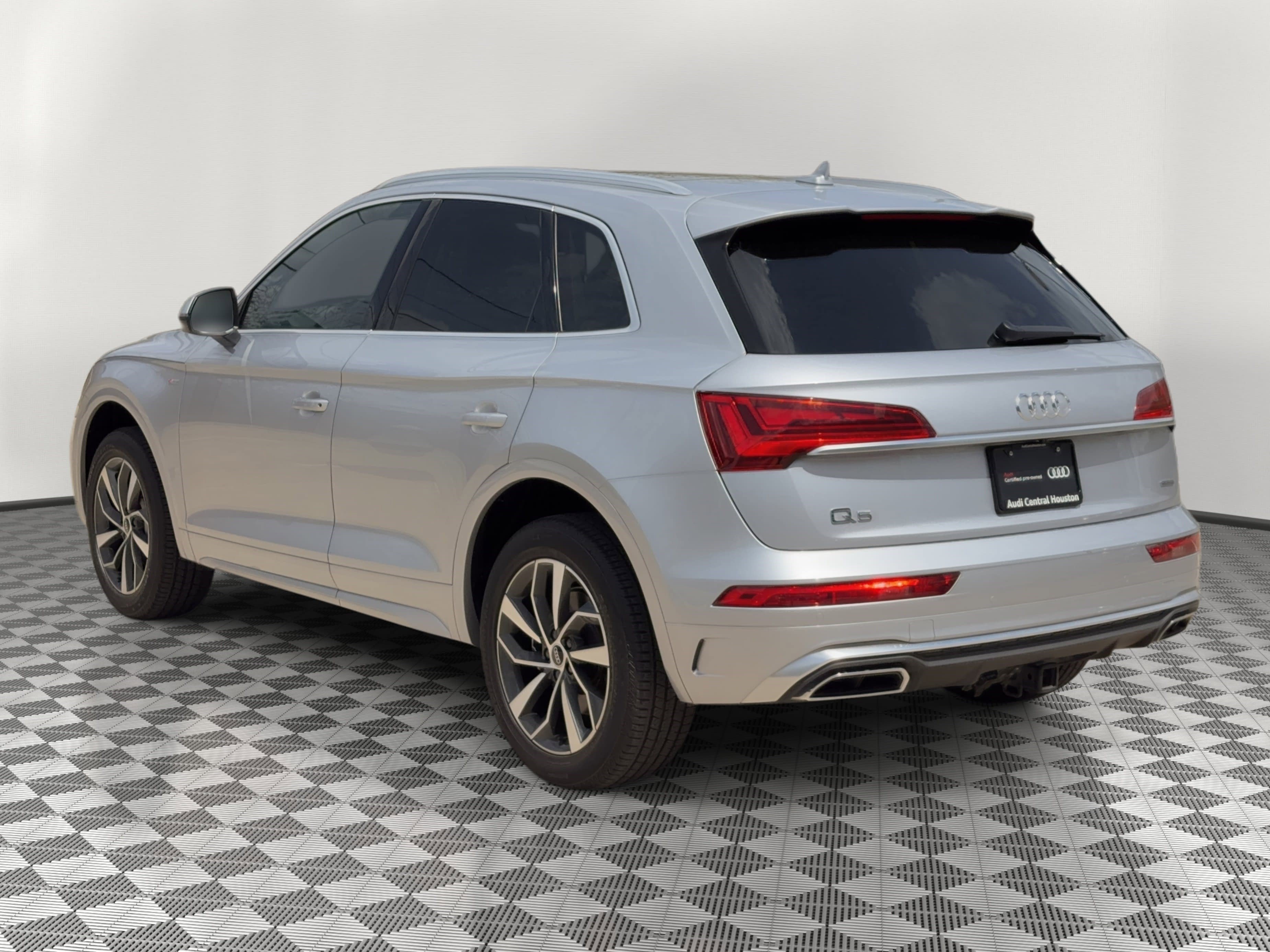 Certified 2023 Audi Q5 2.0T Premium Plus w/ Premium Plus Package image 3