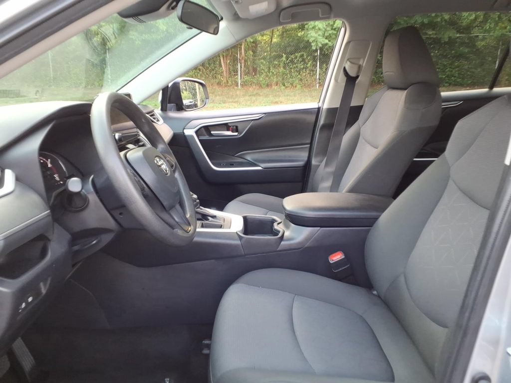 Used 2025 Toyota RAV4 XLE FWD image 12