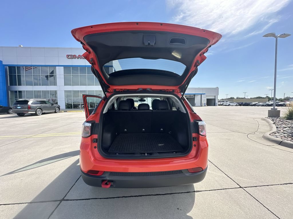 Used 2020 Jeep Compass Trailhawk w/ Cold Weather Group AWD/4WD image 27