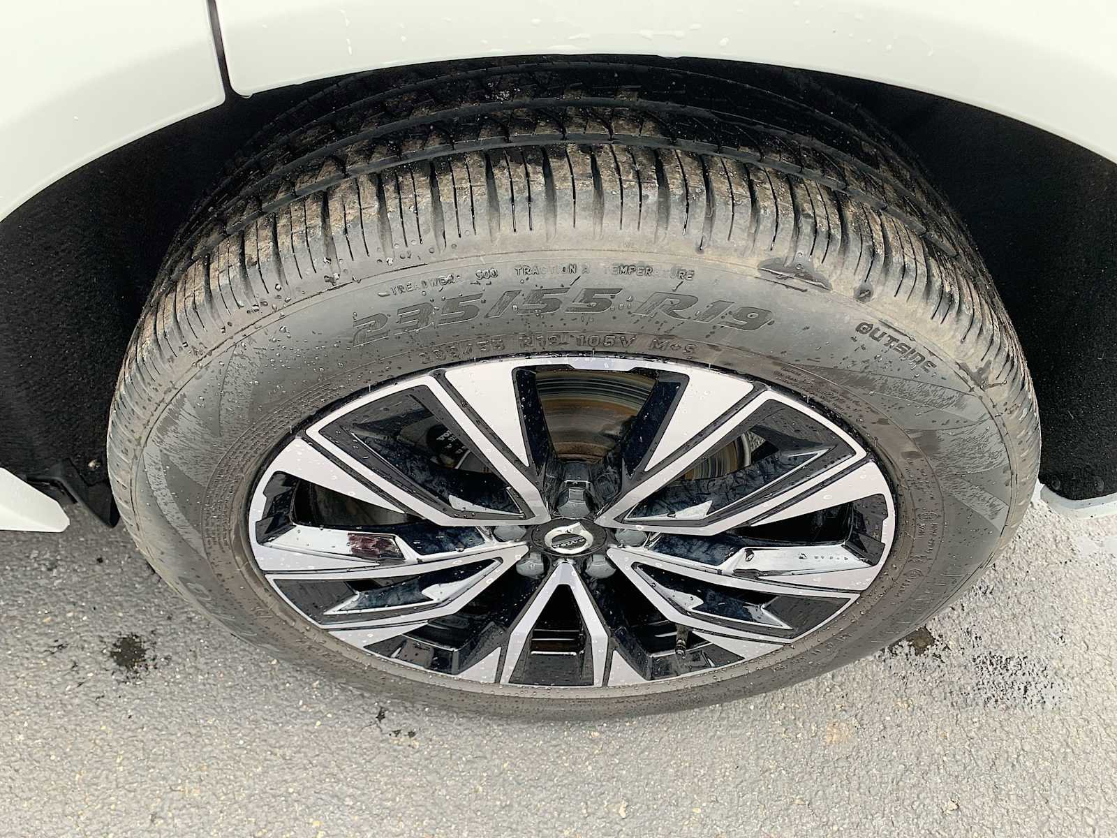 Used 2023 Volvo XC60 B5 Core image 32