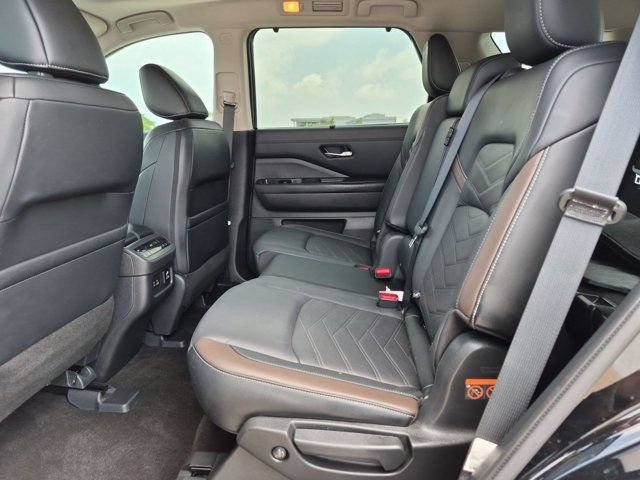 Used 2023 Nissan Pathfinder Platinum w/ Cargo Package FWD image 10