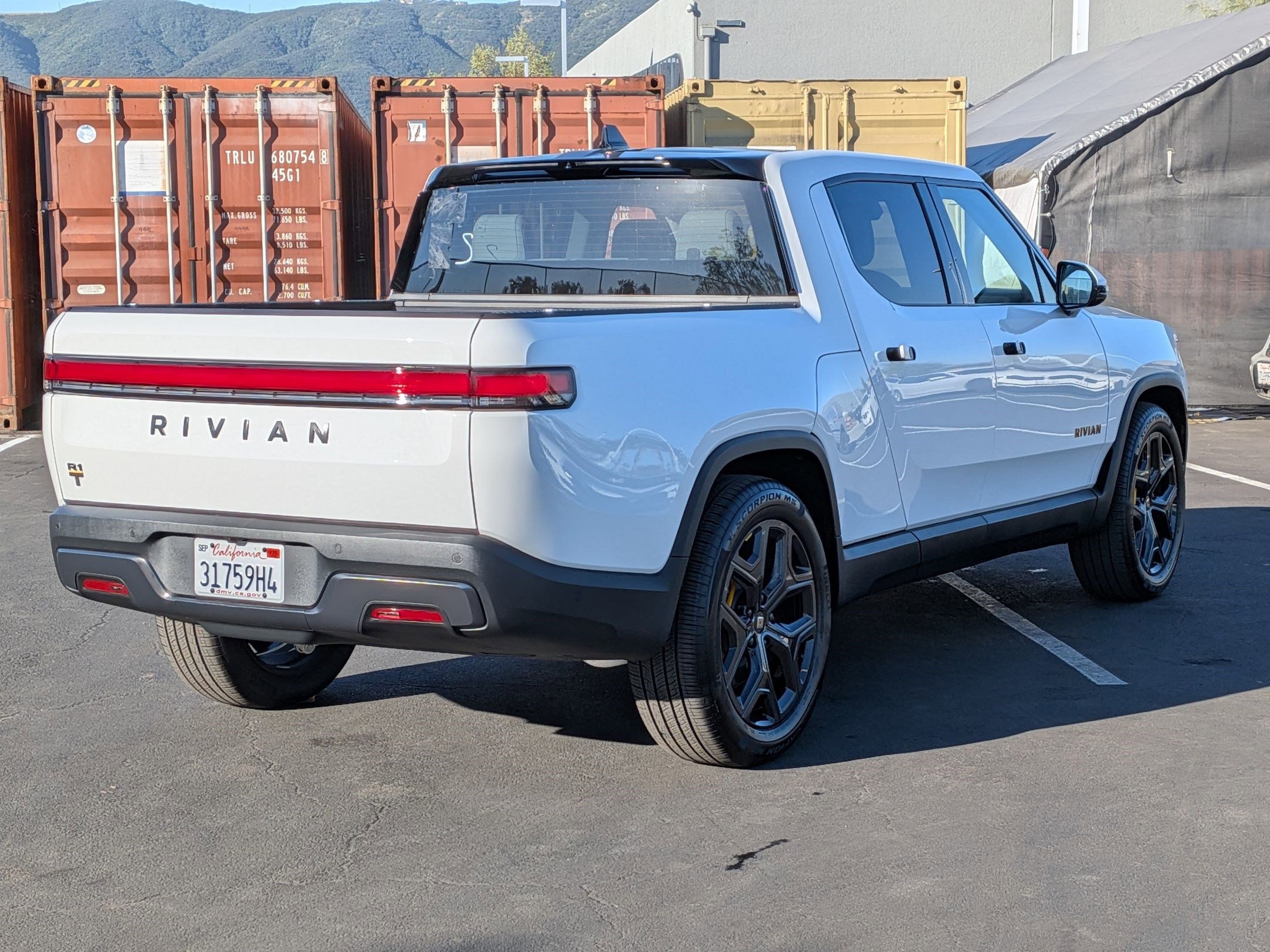 Used 2026 Rivian R1T Premium image 10