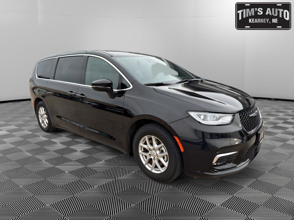 Used 2026 Chrysler Pacifica Select image 1
