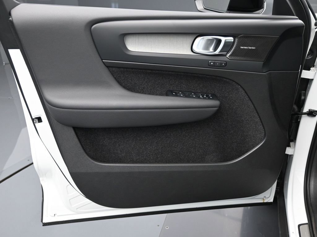 New 2025 Volvo XC40 B5 Plus w/ Climate Package image 22