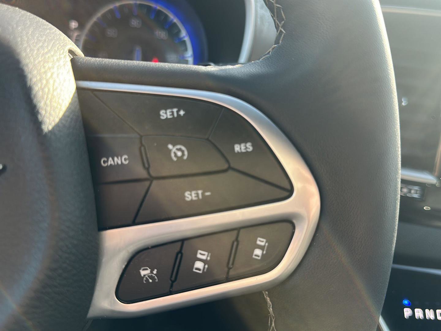 Used 2025 Chrysler Pacifica Select image 26