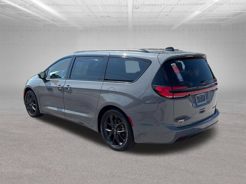Used 2025 Chrysler Pacifica Limited FWD image 4