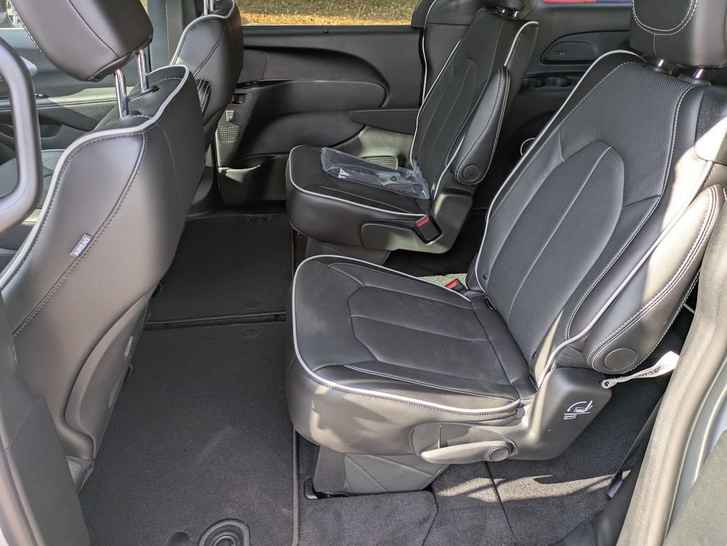 New 2026 Chrysler Pacifica Limited FWD image 32