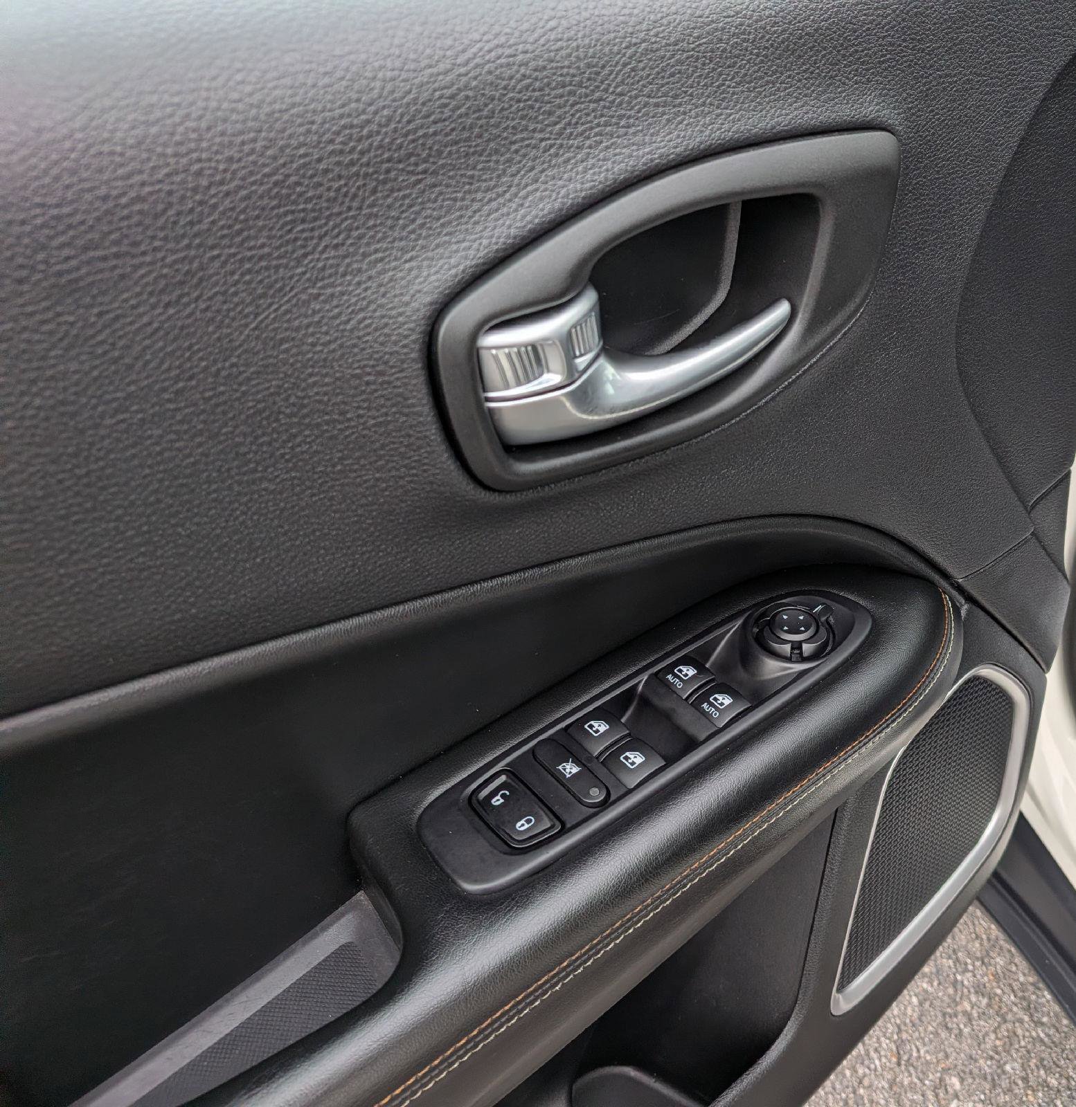 Used 2020 Jeep Compass Latitude w/ Cold Weather Group AWD/4WD image 12