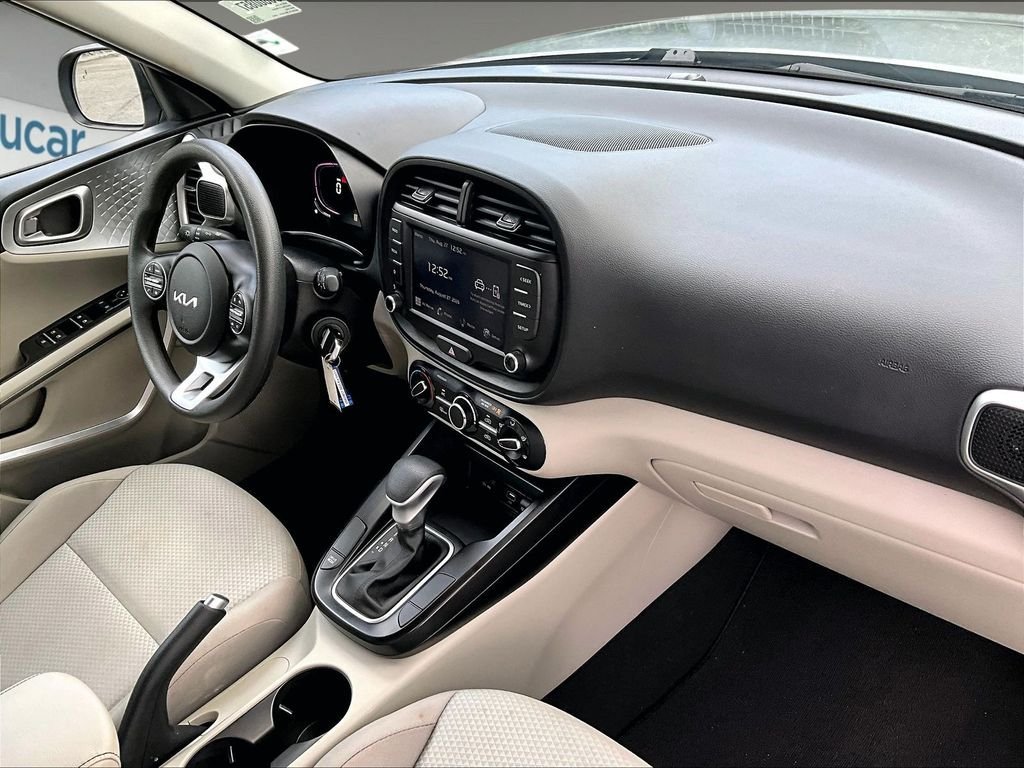 Used 2025 Kia Soul LX w/ LX Technology Package FWD image 14