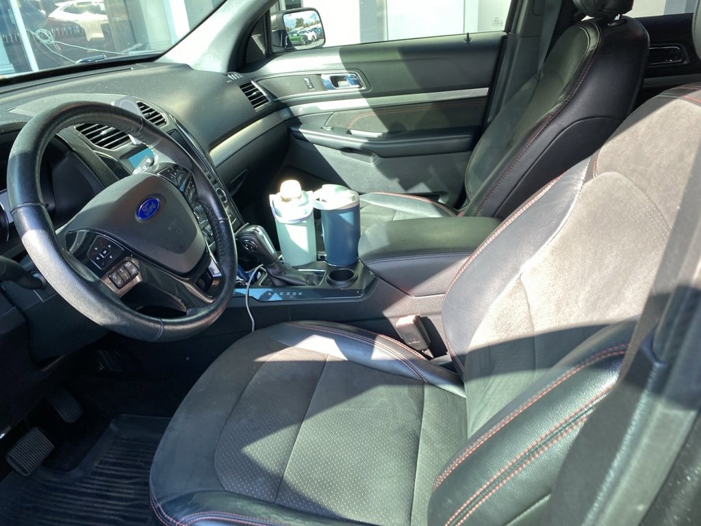 Used 2018 Ford Explorer XLT w/ Equipment Group 202A image 5